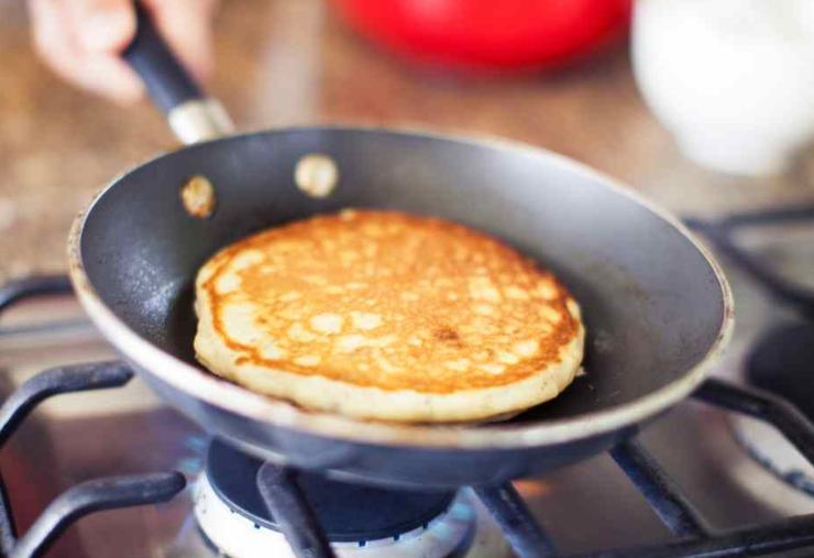 Sollevate delicatamente il pancake con una paletta e giratelo, cuocendo l’altro lato per 20-30 secondi, finché il pancake si gonfia e risulta alto. Trasferitelo su un piatto e ripetete l’operazione fino ad esaurimento dell’impasto. I pancake sono pronti per essere serviti, soffici e golosi!