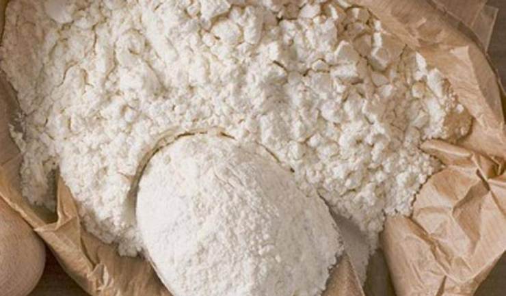 Iniziate mescolando insieme le due farine, lo zucchero ed il lievito di birra in un recipiente capiente. Scaldate il latte in un pentolino insieme ad un cucchiaino di estratto di vaniglia: fate attenzione a non farlo bollire, dovrà essere soltanto tiepido. Fatto ciò spegnete e versatelo nella ciotola con gli ingredienti secchi, alternando all’olio di semi e mescolando continuamente con una forchetta per farli assorbire. Iniziate mescolando insieme le due farine, lo zucchero ed il lievito di birra in un recipiente capiente. Scaldate il latte in un pentolino insieme ad un cucchiaino di estratto di vaniglia: fate attenzione a non farlo bollire, dovrà essere soltanto tiepido. Fatto ciò spegnete e versatelo nella ciotola con gli ingredienti secchi, alternando all’olio di semi e mescolando continuamente con una forchetta per farli assorbire.