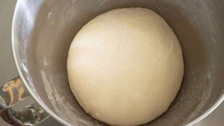 Iniziate la ricetta sciogliendo il lievito di birra fresco in acqua tiepida insieme a metà dello zucchero e mescolate bene fino a completo scioglimento. Versate nella ciotola della planetaria le due farine e lo zucchero rimasto ed aggiungete lentamente l’acqua con il lievito, impastando a velocità bassa. Unite il sale e continuate a lavorare fino ad ottenere un impasto liscio, elastico e compatto. Iniziate la ricetta sciogliendo il lievito di birra fresco in acqua tiepida insieme a metà dello zucchero e mescolate bene fino a completo scioglimento. Versate nella ciotola della planetaria le due farine e lo zucchero rimasto ed aggiungete lentamente l’acqua con il lievito, impastando a velocità bassa. Unite il sale e continuate a lavorare fino ad ottenere un impasto liscio, elastico e compatto.