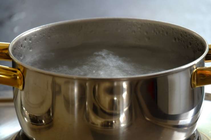 Quando saranno gonfie, praticate un foro al centro di ogni pallina ed allargatelo delicatamente con le dita per dare la forma classica dei bagel: disponeteli su una teglia foderata di carta forno lasciando un po’ di spazio tra l’uno e l’altro, poi ritagliate intorno ad ogni bagel per facilitarne la cottura in acqua.Portate ad ebollizione una pentola capiente con acqua, miele ed un filo d’olio, quindi immergete due o tre bagel alla volta, cuocendoli circa 2 minuti per lato. Prelevateli con una schiumarola e sistemateli su una teglia rivestita di carta forno, procedendo piuttosto velocemente per evitare che si asciughino troppo. Quando saranno gonfie, praticate un foro al centro di ogni pallina ed allargatelo delicatamente con le dita per dare la forma classica dei bagel: disponeteli su una teglia foderata di carta forno lasciando un po’ di spazio tra l’uno e l’altro, poi ritagliate intorno ad ogni bagel per facilitarne la cottura in acqua.Portate ad ebollizione una pentola capiente con acqua, miele ed un filo d’olio, quindi immergete due o tre bagel alla volta, cuocendoli circa 2 minuti per lato. Prelevateli con una schiumarola e sistemateli su una teglia rivestita di carta forno, procedendo piuttosto velocemente per evitare che si asciughino troppo.