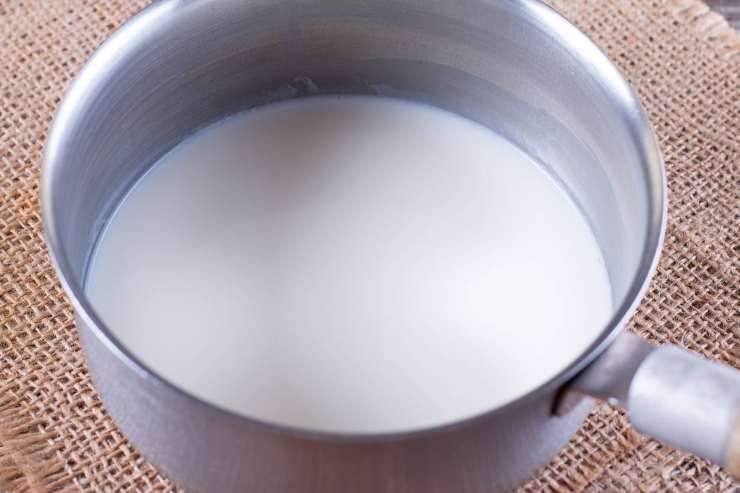 Aggiungete un cucchiaino di estratto di vaniglia, poi trasferite il pentolino sul fuoco a fiamma bassa. Cuocete per circa dieci minuti mescolando continuamente con la frusta oppure fino a quando la panna si addenserà leggermente. Quando avrete ottenuto una crema liscia e vellutata, versatela negli stampini. Aggiungete un cucchiaino di estratto di vaniglia, poi trasferite il pentolino sul fuoco a fiamma bassa. Cuocete per circa dieci minuti mescolando continuamente con la frusta oppure fino a quando la panna si addenserà leggermente. Quando avrete ottenuto una crema liscia e vellutata, versatela negli stampini.
