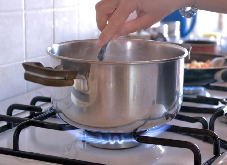 Aggiungete altra acqua solo se la precedente risulterà assorbita: regolate di sale, eliminate le foglie di alloro e calate direttamente la pasta nella pentola con i fagioli. Cuocete mescolando spesso per evitare che si attacchi: quando la pasta sarà al dente, spegnete il fuoco, spolverate con pepe nero e servite caldissima e cremosa. Aggiungete altra acqua solo se la precedente risulterà assorbita: regolate di sale, eliminate le foglie di alloro e calate direttamente la pasta nella pentola con i fagioli. Cuocete mescolando spesso per evitare che si attacchi: quando la pasta sarà al dente, spegnete il fuoco, spolverate con pepe nero e servite caldissima e cremosa.