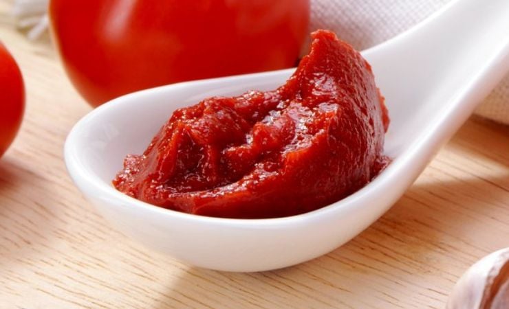 A questo punto prelevate i fagioli con la schiumarola senza gettare la loro acqua di cottura e versateli nella casseruola: aggiungete la cotenna di maiale tagliata a pezzi, il concentrato di pomodoro, mescolate e fate insaporire per qualche minuto. Fatto ciò versate un po’ di acqua dei fagioli messa da parte in modo da ricoprirli e proseguite a fuoco basso con il coperchio leggermente aperto per circa 2 ore, fino ad ottenere una zuppa densa e profumata. A questo punto prelevate i fagioli con la schiumarola senza gettare la loro acqua di cottura e versateli nella casseruola: aggiungete la cotenna di maiale tagliata a pezzi, il concentrato di pomodoro, mescolate e fate insaporire per qualche minuto. Fatto ciò versate un po’ di acqua dei fagioli messa da parte in modo da ricoprirli e proseguite a fuoco basso con il coperchio leggermente aperto per circa 2 ore, fino ad ottenere una zuppa densa e profumata.