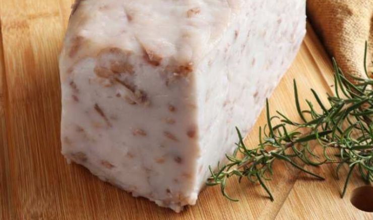 Intanto prendete una casseruola ampia e con di bordi alti, tritate finemente il sedano e la carota e pelate gli spicchi d’aglio. Aggiungete il lardo a pezzetti e due cucchiai d’olio extravergine d’oliva: fate rosolare a fuoco dolce fino a che il lardo si scioglierà, rilasciando il suo profumo inconfondibile. Unite i pomodori pelati schiacciati e lasciate cuocere per un quarto d’ora circa, mescolando di tanto in tanto. Intanto prendete una casseruola ampia e con di bordi alti, tritate finemente il sedano e la carota e pelate gli spicchi d’aglio. Aggiungete il lardo a pezzetti e due cucchiai d’olio extravergine d’oliva: fate rosolare a fuoco dolce fino a che il lardo si scioglierà, rilasciando il suo profumo inconfondibile. Unite i pomodori pelati schiacciati e lasciate cuocere per un quarto d’ora circa, mescolando di tanto in tanto.