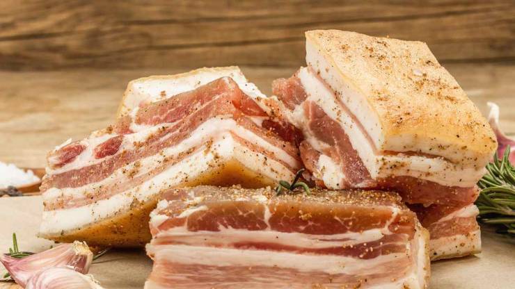 Iniziate mettendo sul fuoco una pentola capiente con abbondante acqua salata e portatela a bollore. Intanto tagliate il guanciale a listarelle non troppo sottili, in modo che resti croccante fuori e morbido dentro. Scaldate una padella ampia e fate rosolare il guanciale a fiamma media per un paio di minuti, giusto il tempo di far sciogliere il suo grasso naturale e renderlo dorato e fragrante. Iniziate mettendo sul fuoco una pentola capiente con abbondante acqua salata e portatela a bollore. Intanto tagliate il guanciale a listarelle non troppo sottili, in modo che resti croccante fuori e morbido dentro. Scaldate una padella ampia e fate rosolare il guanciale a fiamma media per un paio di minuti, giusto il tempo di far sciogliere il suo grasso naturale e renderlo dorato e fragrante.