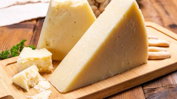 A questo punto incorporate circa due terzi del pecorino grattugiato fresco al momento, mescolando rapidamente in modo che possa sciogliersi un po’: se serve, unite pochissima acqua di cottura della pasta per ottenere una cremina ancora più liscia e vellutata. Spegnete il fuoco, aggiungete il pecorino rimasto ed una generosa macinata di pepe. Servite la gricia subito ben calda, con quella cremosità irresistibile che fa venire voglia di scarpetta. A questo punto incorporate circa due terzi del pecorino grattugiato fresco al momento, mescolando rapidamente in modo che possa sciogliersi un po’: se serve, unite pochissima acqua di cottura della pasta per ottenere una cremina ancora più liscia e vellutata. Spegnete il fuoco, aggiungete il pecorino rimasto ed una generosa macinata di pepe. Servite la gricia subito ben calda, con quella cremosità irresistibile che fa venire voglia di scarpetta.