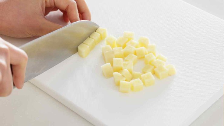 Iniziate lavando e sbucciando le patate: tagliatele a cubetti abbastanza piccoli e mettetele da parte. Pelate la carota e la cipolla, tritatele finemente insieme ad una costa di sedano e versate tutto in una casseruola capiente dai bordi alti.Fateli soffriggere a fuoco dolce in olio extra vergine d’oliva insieme alla cotenna di maiale tagliata a pezzetti, mescolando bene in modo da far insaporire. Iniziate lavando e sbucciando le patate: tagliatele a cubetti abbastanza piccoli e mettetele da parte. Pelate la carota e la cipolla, tritatele finemente insieme ad una costa di sedano e versate tutto in una casseruola capiente dai bordi alti.Fateli soffriggere a fuoco dolce in olio extra vergine d’oliva insieme alla cotenna di maiale tagliata a pezzetti, mescolando bene in modo da far insaporire.