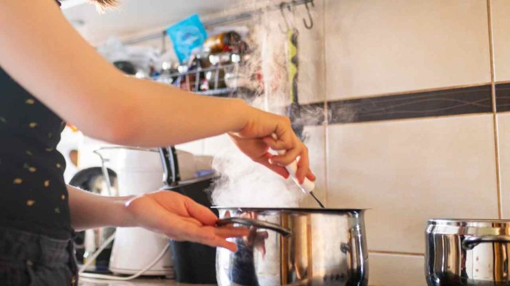 Aggiungete le patate e stufatele brevemente lasciando che i sapori si mescolino bene.Versate abbastanza acqua da ricoprirle, coprite lasciando uno spiraglio aperto e proseguite la cottura per circa un’ora. Tenete sempre la fiamma bassa e mescolate di tanto in tanto per evitare che si attacchino sul fondo. Aggiungete le patate e stufatele brevemente lasciando che i sapori si mescolino bene.Versate abbastanza acqua da ricoprirle, coprite lasciando uno spiraglio aperto e proseguite la cottura per circa un’ora. Tenete sempre la fiamma bassa e mescolate di tanto in tanto per evitare che si attacchino sul fondo.