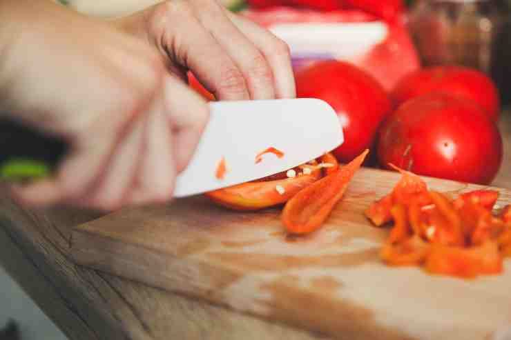 Iniziate pulendo i peperoni: eliminate il picciolo, i semini e di filamenti interni e tagliateli a listarelle. Prendete una padella capiente, versate abbondante olio extra vergine d’oliva ed uno spicchio d’aglio intero, pelato e schiacciato: accendete a fuoco dolce e fate soffriggere fino a che diventerà dorato. Iniziate pulendo i peperoni: eliminate il picciolo, i semini e di filamenti interni e tagliateli a listarelle. Prendete una padella capiente, versate abbondante olio extra vergine d’oliva ed uno spicchio d’aglio intero, pelato e schiacciato: accendete a fuoco dolce e fate soffriggere fino a che diventerà dorato.