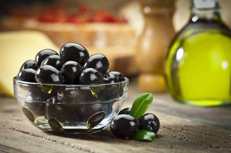 Ora unite i capperi dissalati, le olive nere denocciolate e cuocete per qualche minuto mescolando, in modo che la base di cottura si insaporisca bene. Fatto ciò aggiungete i peperoni a listarelle: lasciateli soffriggere qualche minuto, sempre proseguendo a mescolare per evitare che si attacchino. Ora unite i capperi dissalati, le olive nere denocciolate e cuocete per qualche minuto mescolando, in modo che la base di cottura si insaporisca bene. Fatto ciò aggiungete i peperoni a listarelle: lasciateli soffriggere qualche minuto, sempre proseguendo a mescolare per evitare che si attacchino.
