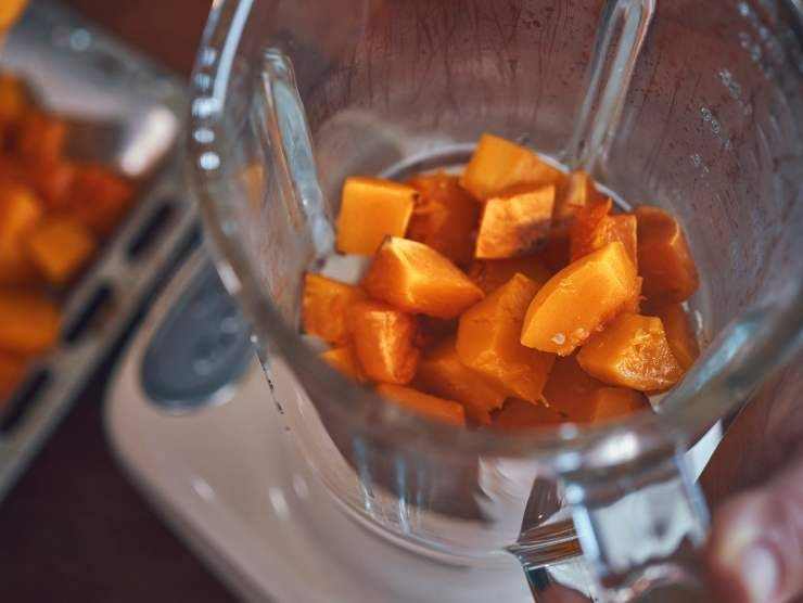 Iniziate tagliando la zucca pulita a pezzetti, cuocetela a vapore o al forno fino a quando sarà morbida. Lasciatela intiepidire e poi frullatela con un mixer ad immersione fino ad ottenere una crema liscia. Rompete le uova in una ciotola capiente, aggiungete un pizzico di sale e pepe e sbattetele con una frusta a mano: unite il parmigiano reggiano grattugiato, il pecorino grattugiato ed i semi misti. Iniziate tagliando la zucca pulita a pezzetti, cuocetela a vapore o al forno fino a quando sarà morbida. Lasciatela intiepidire e poi frullatela con un mixer ad immersione fino ad ottenere una crema liscia. Rompete le uova in una ciotola capiente, aggiungete un pizzico di sale e pepe e sbattetele con una frusta a mano: unite il parmigiano reggiano grattugiato, il pecorino grattugiato ed i semi misti.