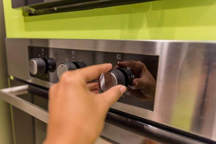 Trasferite in forno e cuocete a 180 gradi per 35/40 minuti circa o fino a che sarà gonfio e dorato. Fate la prova stecchino per valutare la cottura e se uscirà asciutto, estraete il dolce e fatelo raffreddare completamente. Sfornate la ciambella e guarnitela con un po’ di zucchero a velo, quindi gustatela subito!