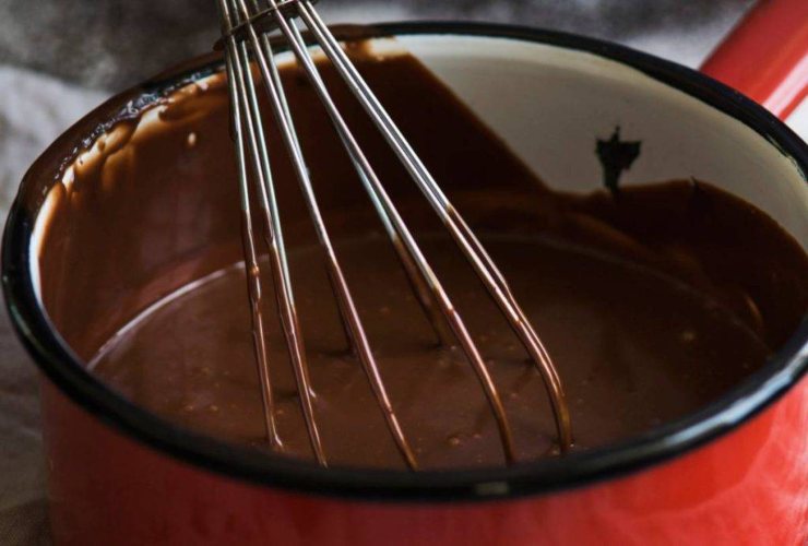 In un pentolino riscaldate la marmellata d’arance a bagnomaria finché diventa fluida: lasciatela intiepidire e spennellate la superficie dei biscotti e fate raffreddare ancora.Fatto ciò sciogliete il cioccolato con il burro a bagnomaria fino ad ottenere una glassa lucida ed immergete la parte superiore di ciascun biscotto nella glassa, quindi guarnite con la granella di pistacchio. Lasciate riposare fino a che il cioccolato si indurirà, quindi gustateli! In un pentolino riscaldate la marmellata d’arance a bagnomaria finché diventa fluida: lasciatela intiepidire e spennellate la superficie dei biscotti e fate raffreddare ancora.Fatto ciò sciogliete il cioccolato con il burro a bagnomaria fino ad ottenere una glassa lucida ed immergete la parte superiore di ciascun biscotto nella glassa, quindi guarnite con la granella di pistacchio. Lasciate riposare fino a che il cioccolato si indurirà, quindi gustateli!