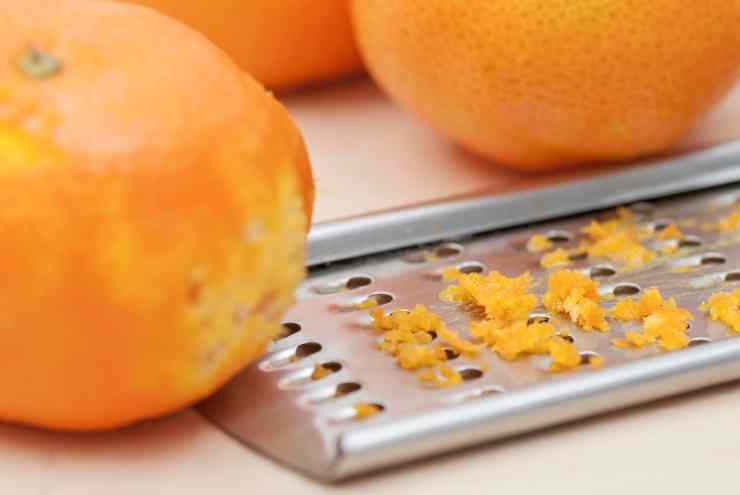 Setacciate la farina con l’ammoniaca in una ciotola capiente, aggiungete la scorza grattugiata dell’arancia, cannella ed i chiodi di garofano pestati e ridotti in polvere. Unite anche il cacao amaro, il miele ed il burro a pezzetti.Versate il latte poco per volta, mescolando con un cucchiaio di legno fino a farlo assorbire completamente: quando l’impasto si compatterà, trasferitelo su una spianatoia. Non preoccupatevi se risulterà morbido e leggermente appiccicoso, è la consistenza giusta. Setacciate la farina con l’ammoniaca in una ciotola capiente, aggiungete la scorza grattugiata dell’arancia, cannella ed i chiodi di garofano pestati e ridotti in polvere. Unite anche il cacao amaro, il miele ed il burro a pezzetti.Versate il latte poco per volta, mescolando con un cucchiaio di legno fino a farlo assorbire completamente: quando l’impasto si compatterà, trasferitelo su una spianatoia. Non preoccupatevi se risulterà morbido e leggermente appiccicoso, è la consistenza giusta.