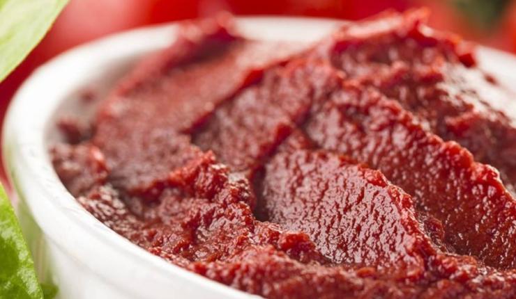 Unite quindi la carne macinata ed alzate leggermente il fuoco: fatela rosolare mescolando fino a quando sentirete sfrigolare. Occorreranno circa una decina di minuti. Fatto ciò versate il vino e lasciate evaporare completamente la parte alcolica, quindi incorporate il concentrato e la passata di pomodoro mescolando bene: aggiungete una tazza di brodo bollente e coprite. Unite quindi la carne macinata ed alzate leggermente il fuoco: fatela rosolare mescolando fino a quando sentirete sfrigolare. Occorreranno circa una decina di minuti. Fatto ciò versate il vino e lasciate evaporare completamente la parte alcolica, quindi incorporate il concentrato e la passata di pomodoro mescolando bene: aggiungete una tazza di brodo bollente e coprite.
