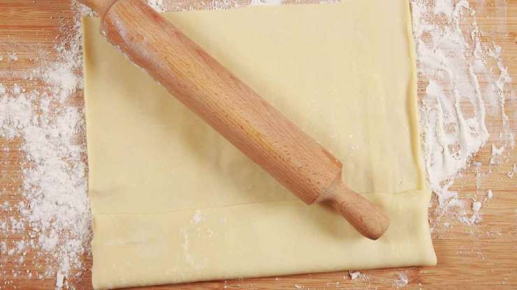 Iniziate srotolando la pasta sfoglia: appiattitela leggermente con il mattarello in modo da ricavare una sfoglia sottilissima. Con una rotella per pizza o un coltello affilato, ricavate delle strisce sottili larghe circa 3 o 4 millimetri. Prendete i wurstel ed iniziate ad avvolgerli con le strisce, creando un effetto irregolare e sovrapponendo leggermente, proprio come le bende di una mummia. Iniziate srotolando la pasta sfoglia: appiattitela leggermente con il mattarello in modo da ricavare una sfoglia sottilissima. Con una rotella per pizza o un coltello affilato, ricavate delle strisce sottili larghe circa 3 o 4 millimetri. Prendete i wurstel ed iniziate ad avvolgerli con le strisce, creando un effetto irregolare e sovrapponendo leggermente, proprio come le bende di una mummia.