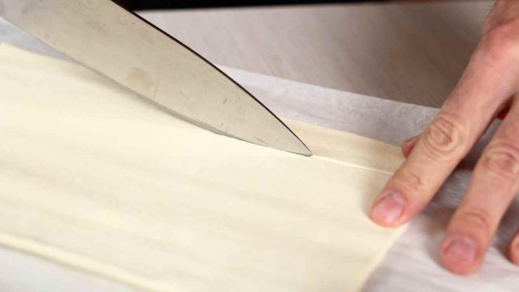 Usate due strisce per ogni wurstel e ricordate di lasciare scoperto un piccolo spazio per attaccare gli occhietti. Disponete le mummie su una teglia foderata di carta forno, spennellatele con il tuorlo d’uovo e cuocete in modalità ventilata per circa 12 minuti a 200 gradi, fino a quando risulteranno gonfie e dorate. Usate due strisce per ogni wurstel e ricordate di lasciare scoperto un piccolo spazio per attaccare gli occhietti. Disponete le mummie su una teglia foderata di carta forno, spennellatele con il tuorlo d’uovo e cuocete in modalità ventilata per circa 12 minuti a 200 gradi, fino a quando risulteranno gonfie e dorate.