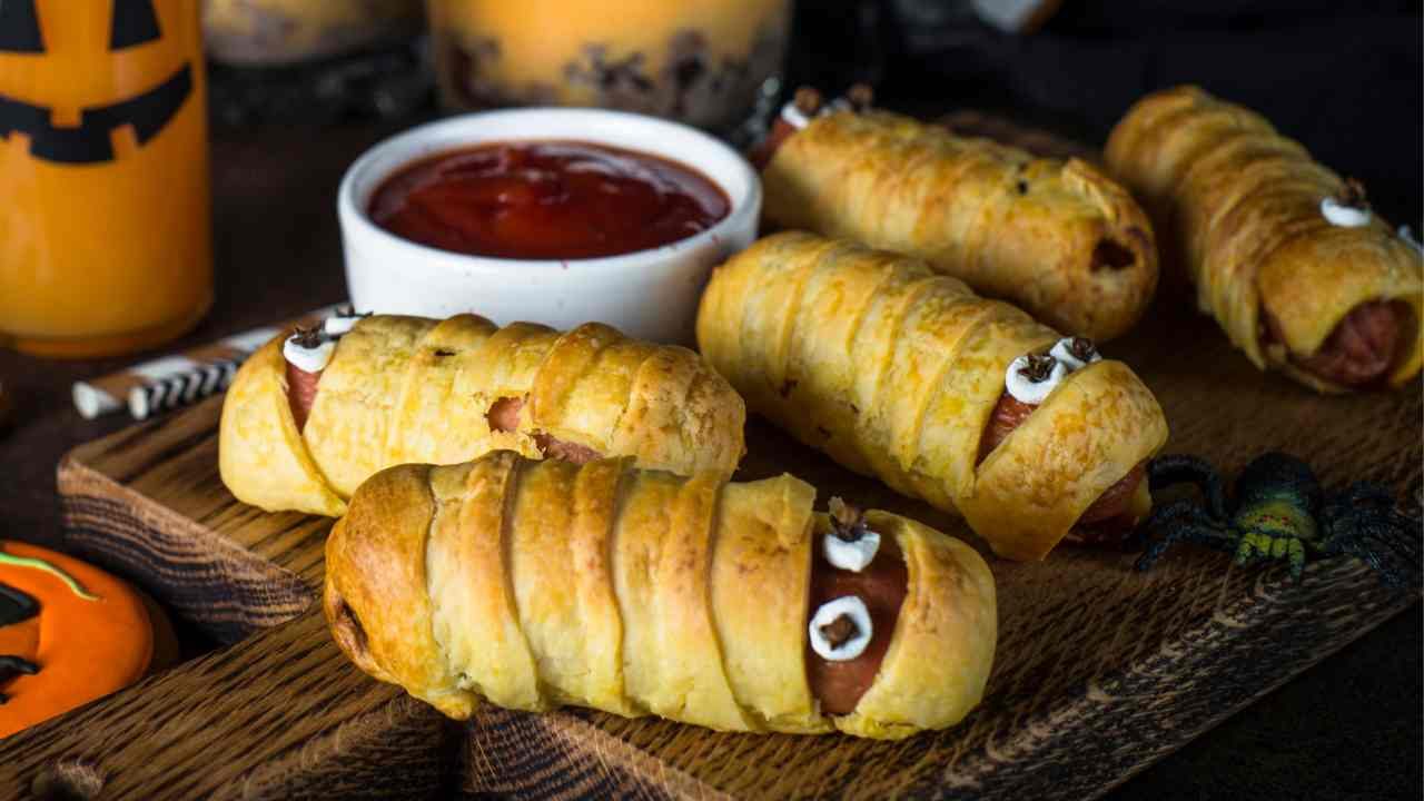 Ricette salate di Halloween, come fare le mummie di sfoglia perfette: croccanti fuori e morbide dentro