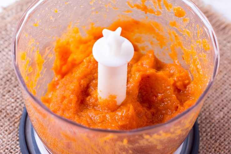 Prendete la zucca pulita e tagliatela a dadini: frullatela nel mixer insieme all’olio di semi finché diventa una crema liscia e vellutata. In una ciotola capiente rompete le uova, aggiungete un pizzico di sale, il latte ed il parmigiano reggiano grattugiato, poi mescolate con una frusta elettrica fino ad ottenere un composto spumoso. Prendete la zucca pulita e tagliatela a dadini: frullatela nel mixer insieme all’olio di semi finché diventa una crema liscia e vellutata. In una ciotola capiente rompete le uova, aggiungete un pizzico di sale, il latte ed il parmigiano reggiano grattugiato, poi mescolate con una frusta elettrica fino ad ottenere un composto spumoso.