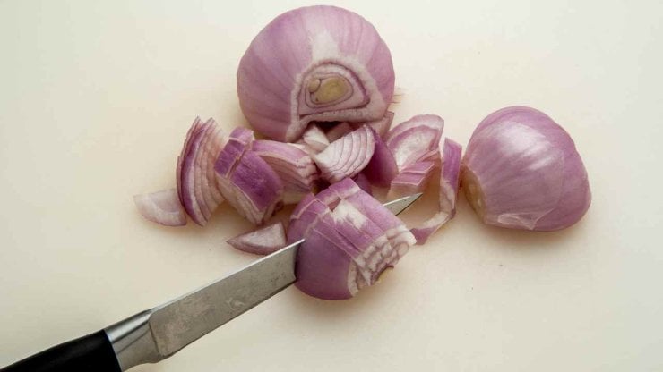 A metà cottura incorporate la luganega sgranata ed un pizzico di timo, quindi continuate ad aggiungere altro brodo caldo fino a che il riso sarà cotto al dente. A questo punto togliete dal fuoco e mantecate con il burro rimasto ed il parmigiano reggiano grattugiato. Aggiustate di sale e pepe, coprite e lasciate riposare un minuto, intanto tagliate a rondelle la luganega intera e guarnite il risotto dopo averlo impiattato. A metà cottura incorporate la luganega sgranata ed un pizzico di timo, quindi continuate ad aggiungere altro brodo caldo fino a che il riso sarà cotto al dente. A questo punto togliete dal fuoco e mantecate con il burro rimasto ed il parmigiano reggiano grattugiato. Aggiustate di sale e pepe, coprite e lasciate riposare un minuto, intanto tagliate a rondelle la luganega intera e guarnite il risotto dopo averlo impiattato.