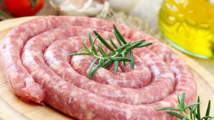 Iniziate eliminando il budello dalla luganega e sgranate bene la carne, quindi rosolatela in padella con un filo d’olio extra vergine d’oliva finché sarà ben dorata. Iniziate eliminando il budello dalla luganega e sgranate bene la carne, quindi rosolatela in padella con un filo d’olio extra vergine d’oliva finché sarà ben dorata.