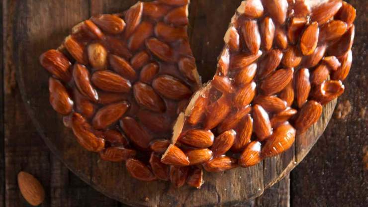 Livellatelo allo spessore che preferite e lasciate raffreddare completamente a temperatura ambiente. Una volta freddo, capovolgete il torrone su un tagliere e tagliatelo a barrette usando un coltello robusto a lama liscia: è giunto finalmente il momento di gustarlo! Livellatelo allo spessore che preferite e lasciate raffreddare completamente a temperatura ambiente. Una volta freddo, capovolgete il torrone su un tagliere e tagliatelo a barrette usando un coltello robusto a lama liscia: è giunto finalmente il momento di gustarlo!