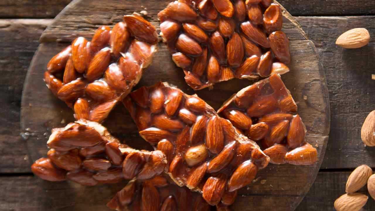 Croccante alle mandorle, la ricetta facilissima (anche senza termometro) del torrone classico per le feste