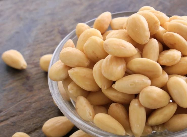 Iniziate tostando le mandorle: distribuitele su una teglia e fatele dorare in forno ventilato preriscaldato a 180 gradi per pochi minuti, finché saranno leggermente colorite. Monitorate continuamente e fate attenzione a non bruciarle: basta davvero pochissimo per raggiungere la tostatura desiderata. Iniziate tostando le mandorle: distribuitele su una teglia e fatele dorare in forno ventilato preriscaldato a 180 gradi per pochi minuti, finché saranno leggermente colorite. Monitorate continuamente e fate attenzione a non bruciarle: basta davvero pochissimo per raggiungere la tostatura desiderata.