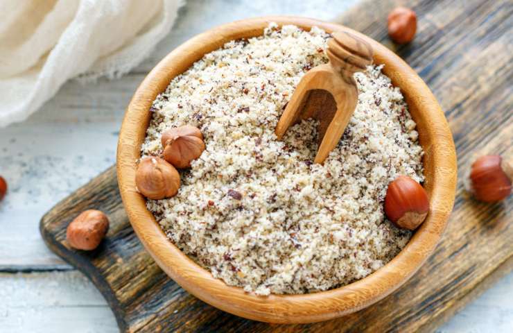 Iniziate tostando le nocciole a 200 gradi per circa 7/8 minuti: dovranno apparire leggermente dorate. Fatele raffreddare completamente, quindi versatele in un mixer ed azionate a più riprese creando un composto fine: non scaldate troppo le lame, altrimenti la frutta secca tirerà fuori il suo olio e diventerà cremosa, invece dovrà restare un po’ rustica e granulosa.Dividete i tuorli dagli albumi a temperatura ambiente, e montate questi ultimi a neve fermissima: incorporate lo zucchero in tre volte mentre usate le fruste, in modo da ottenere un composto gonfio e lucido. Iniziate tostando le nocciole a 200 gradi per circa 7/8 minuti: dovranno apparire leggermente dorate. Fatele raffreddare completamente, quindi versatele in un mixer ed azionate a più riprese creando un composto fine: non scaldate troppo le lame, altrimenti la frutta secca tirerà fuori il suo olio e diventerà cremosa, invece dovrà restare un po’ rustica e granulosa.Dividete i tuorli dagli albumi a temperatura ambiente, e montate questi ultimi a neve fermissima: incorporate lo zucchero in tre volte mentre usate le fruste, in modo da ottenere un composto gonfio e lucido.