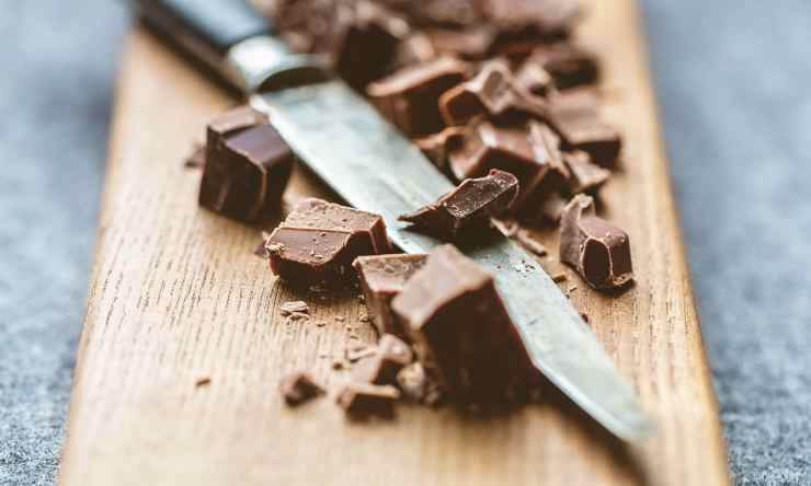 Intanto preparate la crema per la farcitura: tritate finemente il cioccolato e mettetelo da parte, poi scaldate il latte in un pentolino a fuoco dolce, senza farlo bollire. In una ciotola sbattete i tuorli con lo zucchero e la maizena, poi versate a filo il latte caldo, mescolando sempre con una frusta a mano.Trasferite tutto sul fuoco e continuate a mescolare finché la crema si addenserà: togliete dal fuoco, aggiungete il cioccolato tritato, un pizzico di cannella in polvere e mescolate fino a farlo sciogliere completamente. Coprite la crema con pellicola a contatto e lasciatela raffreddare. Intanto preparate la crema per la farcitura: tritate finemente il cioccolato e mettetelo da parte, poi scaldate il latte in un pentolino a fuoco dolce, senza farlo bollire. In una ciotola sbattete i tuorli con lo zucchero e la maizena, poi versate a filo il latte caldo, mescolando sempre con una frusta a mano.Trasferite tutto sul fuoco e continuate a mescolare finché la crema si addenserà: togliete dal fuoco, aggiungete il cioccolato tritato, un pizzico di cannella in polvere e mescolate fino a farlo sciogliere completamente. Coprite la crema con pellicola a contatto e lasciatela raffreddare.