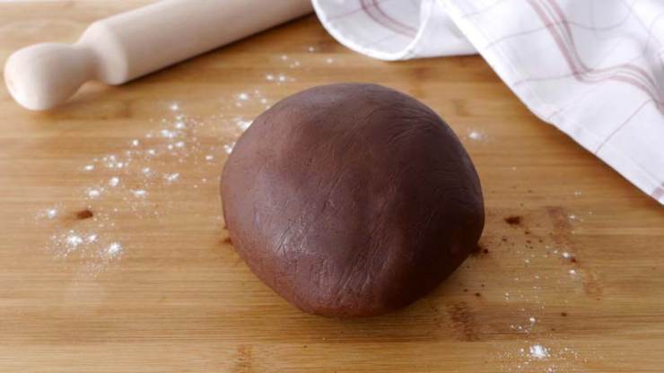Iniziate la ricetta preparando la pasta frolla: mettete in una ciotola il burro morbido con lo zucchero e lavorateli con le fruste fino ad ottenere una crema liscia. Unite l’uovo e continuate a mescolare finché sarà completamente assorbito.Aggiungete la farina ed il cacao amaro setacciati, quindi impastate fino ad ottenere un panetto omogeneo: avvolgetelo nella pellicola e lasciatelo riposare in frigorifero per circa mezz’ora. Iniziate la ricetta preparando la pasta frolla: mettete in una ciotola il burro morbido con lo zucchero e lavorateli con le fruste fino ad ottenere una crema liscia. Unite l’uovo e continuate a mescolare finché sarà completamente assorbito.Aggiungete la farina ed il cacao amaro setacciati, quindi impastate fino ad ottenere un panetto omogeneo: avvolgetelo nella pellicola e lasciatelo riposare in frigorifero per circa mezz’ora.