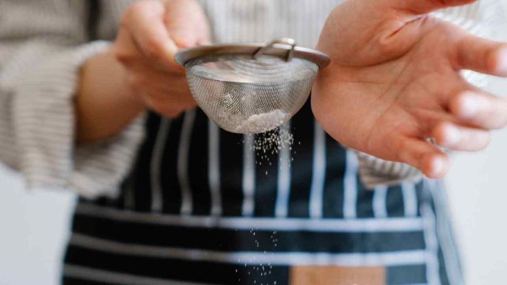 Fate la prova stecchino per verificare la cottura e regolaevi di conseguenza. Una volta pronta, sfornate e fate raffreddare la vostra torta. Sformatela con delicatezza e spolverizzatela con zucchero a velo prima di servirla.