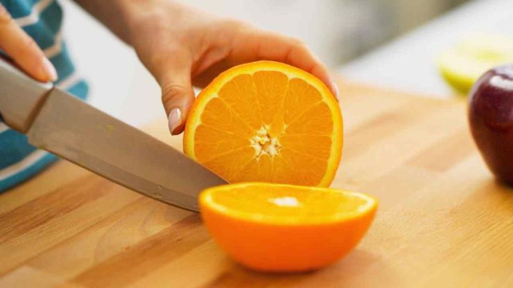 Iniziate lavando bene le arance, quindi asciugatele e tagliatele a pezzettoni rimuovendo eventuali semi. Trasferitele in un frullatore ed azionate a più riprese fino ad ottenere una crema piuttosto liscia. Fatto ciò iniziate a versare a filo prima il latte, poi l’olio di semi sempre con le lame in azione.