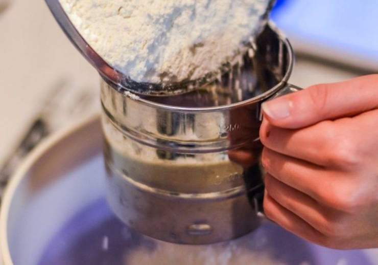 A parte setacciate insieme la farina, la fecola di patate ed il lievito per dolci. Incorporate gradualmente gli ingredienti secchi setacciati a quelli liquidi, procedendo un cucchiaio alla volta e sempre senza smettere di mescolare con le fruste in modo da evitare la formazione di grumi.Fatto ciò imburrate ed infarinate bene uno stampo a cerniera del diametro di circa 22 centimetri e mettetelo da parte. A parte setacciate insieme la farina, la fecola di patate ed il lievito per dolci. Incorporate gradualmente gli ingredienti secchi setacciati a quelli liquidi, procedendo un cucchiaio alla volta e sempre senza smettere di mescolare con le fruste in modo da evitare la formazione di grumi.Fatto ciò imburrate ed infarinate bene uno stampo a cerniera del diametro di circa 22 centimetri e mettetelo da parte.