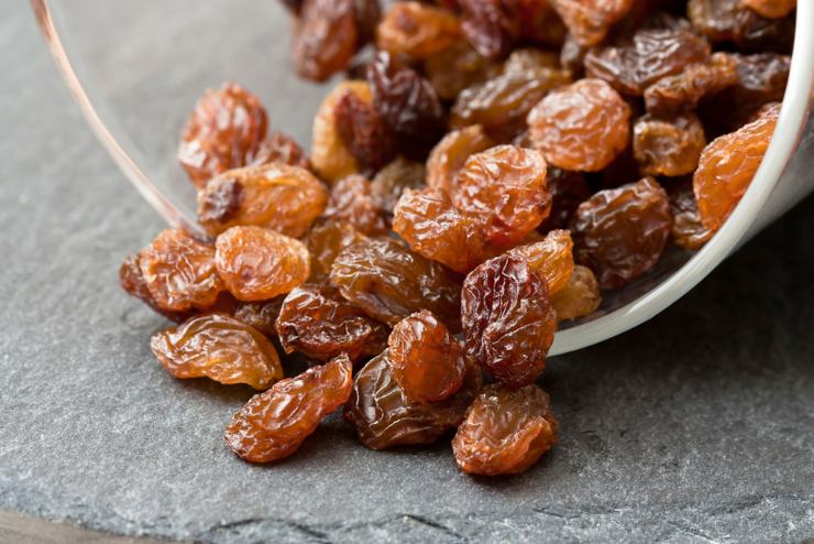 Intanto mettete in ammollo l’uvetta nel succo ricavato dall’arancia, in modo da reidratarla. Aggiungete al composto le uova, lo zucchero, il cacao, la cannella, gli amaretti sbriciolati, le mandorle tritate e metà dei pinoli. Unite anche l’uvetta precedentemente ammollata nel succo d’arancia e versate anche tutto il succo rimasto, quindi amalgamate molto bene. Intanto mettete in ammollo l’uvetta nel succo ricavato dall’arancia, in modo da reidratarla. Aggiungete al composto le uova, lo zucchero, il cacao, la cannella, gli amaretti sbriciolati, le mandorle tritate e metà dei pinoli. Unite anche l’uvetta precedentemente ammollata nel succo d’arancia e versate anche tutto il succo rimasto, quindi amalgamate molto bene.
