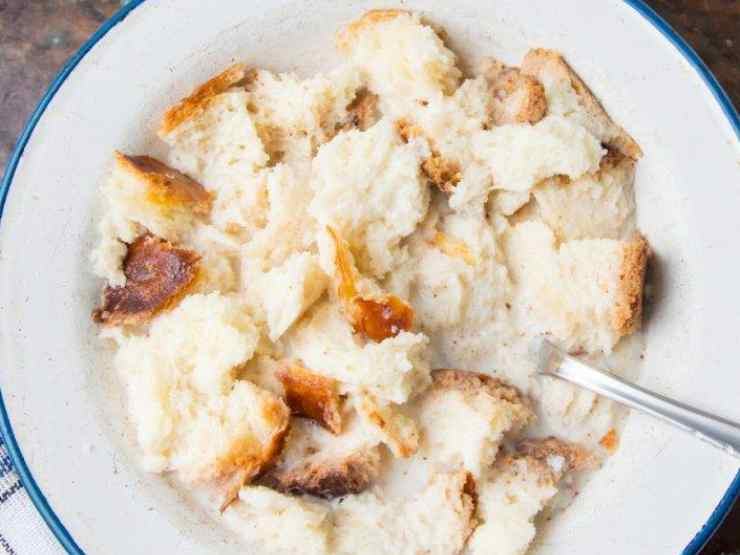 Tagliate il pane raffermo a cubetti e trasferitelo in un recipiente capiente. Mettete il latte in un pentolino ed aggiungete la scorza dell’arancia, escludendo la parte bianca che rilascerebbe un gusto amaro. Portate a bollore, poi spegnete il fuoco e versate il latte caldo sul pane: lasciate riposare finché il pane sarà completamente morbido ed il latte si sarà raffreddato. Mescolate bene fino ad ottenere una crema densa e omogenea ed eliminate la scorza dell’arancia. Tagliate il pane raffermo a cubetti e trasferitelo in un recipiente capiente. Mettete il latte in un pentolino ed aggiungete la scorza dell’arancia, escludendo la parte bianca che rilascerebbe un gusto amaro. Portate a bollore, poi spegnete il fuoco e versate il latte caldo sul pane: lasciate riposare finché il pane sarà completamente morbido ed il latte si sarà raffreddato. Mescolate bene fino ad ottenere una crema densa e omogenea ed eliminate la scorza dell’arancia.
