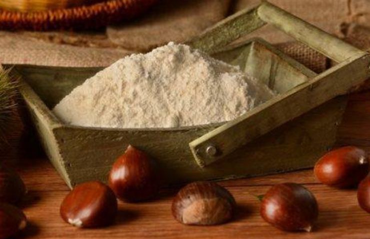 Iniziate mettendo l’uvetta in ammollo in acqua tiepida per circa 5 minuti. Intanto versate la farina di castagne in una ciotola capiente ed aggiungete l’acqua poco per volta, mescolando con una frusta a mano per evitare grumi. Continuate fino ad ottenere una pastella fluida, morbida e omogenea: procedete aggiungendo altra acqua solo quando la precedente sarà stata completamente assorbita dalla farina. Iniziate mettendo l’uvetta in ammollo in acqua tiepida per circa 5 minuti. Intanto versate la farina di castagne in una ciotola capiente ed aggiungete l’acqua poco per volta, mescolando con una frusta a mano per evitare grumi. Continuate fino ad ottenere una pastella fluida, morbida e omogenea: procedete aggiungendo altra acqua solo quando la precedente sarà stata completamente assorbita dalla farina.