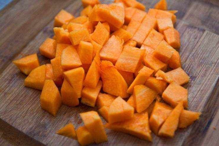 Per realizzare questa ricetta, iniziate pulendo la zucca e tagliando la polpa a cubetti abbastanza piccoli. Pelate la cipolla e la patata, tritate finemente la prima e riducete a tocchetti la seconda. Pelate l’aglio e schiacciatelo. In una casseruola capiente e dai bordi alti versate un po’ di olio extra vergine d’oliva, tutte le verdure, aglio e cipolla ed il mix di erbe aromatiche: accendete a fuoco dolce e fate insaporire e profumare bene. Per realizzare questa ricetta, iniziate pulendo la zucca e tagliando la polpa a cubetti abbastanza piccoli. Pelate la cipolla e la patata, tritate finemente la prima e riducete a tocchetti la seconda. Pelate l’aglio e schiacciatelo. In una casseruola capiente e dai bordi alti versate un po’ di olio extra vergine d’oliva, tutte le verdure, aglio e cipolla ed il mix di erbe aromatiche: accendete a fuoco dolce e fate insaporire e profumare bene.