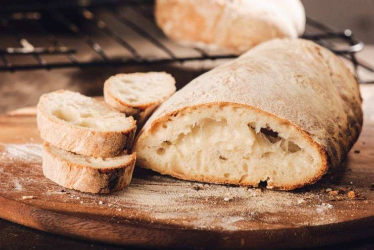 Mescolate bene il pane e distributelo su una leccarda foderata di carta da forno senza sovrapporre i cubetti: cuocete a 200 gradi per circa 7/8 minuti o fino a che risulterà dorato. Trascorso il tempo necessario controllate la zucca: regolate di sale e mescolate in modo che si insaporisca. Eliminate le erbe aromatiche e frullate tutto con un mixer ad immersione, ottenendo una crema liscia e densa. Mescolate bene il pane e distributelo su una leccarda foderata di carta da forno senza sovrapporre i cubetti: cuocete a 200 gradi per circa 7/8 minuti o fino a che risulterà dorato. Trascorso il tempo necessario controllate la zucca: regolate di sale e mescolate in modo che si insaporisca. Eliminate le erbe aromatiche e frullate tutto con un mixer ad immersione, ottenendo una crema liscia e densa.