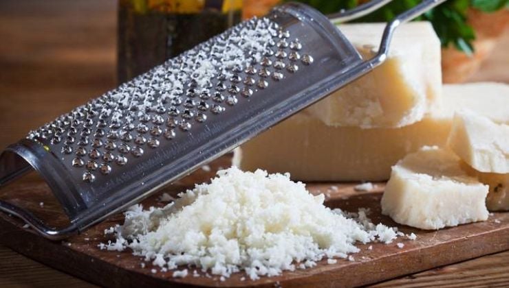 Aggiungete il parmigiano reggiano grattugiato, amalgamate velocemente a fuoco spento, quindi versate nei piatti e guarnite con una bella macinata di pepe fresco, prezzemolo tritato ed i crostini: servite subito fumante e gustosa e godetevi tutta la sua semplice bontà! Aggiungete il parmigiano reggiano grattugiato, amalgamate velocemente a fuoco spento, quindi versate nei piatti e guarnite con una bella macinata di pepe fresco, prezzemolo tritato ed i crostini: servite subito fumante e gustosa e godetevi tutta la sua semplice bontà!