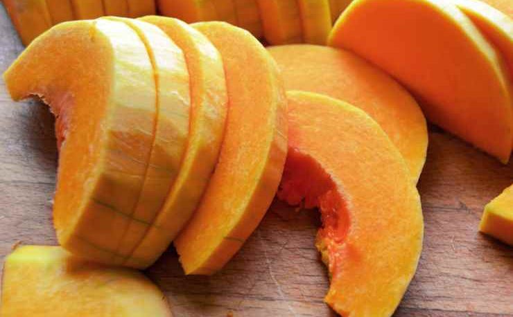 Iniziate preparando il condimento per la zucca: tritate finemente il prezzemolo e raccoglietelo in una ciotolina, poi schiacciate lo spicchio d’aglio ed aggiungetelo al prezzemolo. Unite un pizzico di sale e versate abbondante olio extravergine di oliva, mescolate energicamente fino ad ottenere una emulsione omogenea e mettetela da parte. Pulite la zucca, eliminate la buccia ed i semi, quindi tagliatela a pezzi piuttosto grossolani in modo che possano mantenere la loro consistenza durante la cottura. Iniziate preparando il condimento per la zucca: tritate finemente il prezzemolo e raccoglietelo in una ciotolina, poi schiacciate lo spicchio d’aglio ed aggiungetelo al prezzemolo. Unite un pizzico di sale e versate abbondante olio extravergine di oliva, mescolate energicamente fino ad ottenere una emulsione omogenea e mettetela da parte. Pulite la zucca, eliminate la buccia ed i semi, quindi tagliatela a pezzi piuttosto grossolani in modo che possano mantenere la loro consistenza durante la cottura.