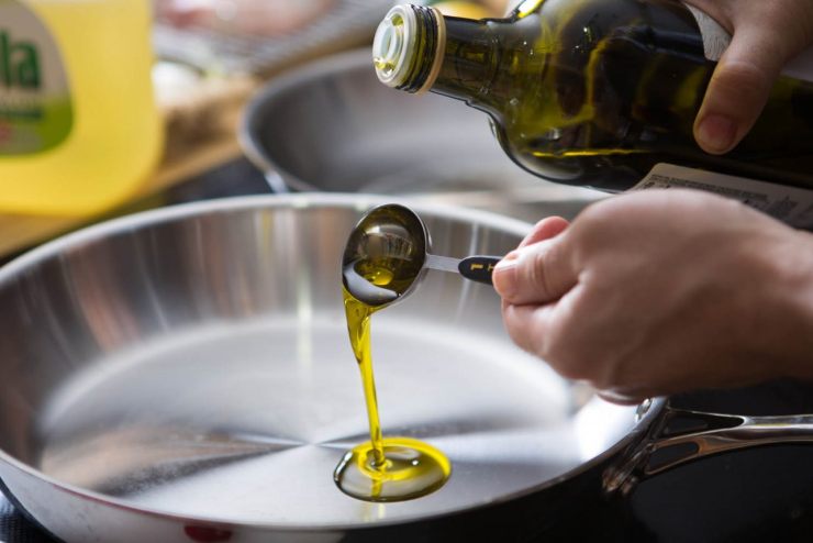 Versate un filo d’olio extravergine di oliva in una casseruola ed accendete a fuoco medio in modo che sia ben calda. Fatto ciò rosolate la zucca: disponete i pezzi su un solo strato, salate leggermente e cuocete a fuoco vivace per circa 10/15 minuti girando frequentemente i pezzi in modo che da abbrustolire e caramellare tutti i lati senza farli bruciare. Versate un filo d’olio extravergine di oliva in una casseruola ed accendete a fuoco medio in modo che sia ben calda. Fatto ciò rosolate la zucca: disponete i pezzi su un solo strato, salate leggermente e cuocete a fuoco vivace per circa 10/15 minuti girando frequentemente i pezzi in modo che da abbrustolire e caramellare tutti i lati senza farli bruciare.