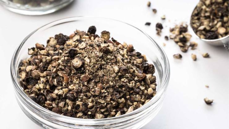 Mescolate con delicatezza e continuate la cottura a fuoco dolce per altri 10/15 minuti, finché i pomodorini si disferanno leggermente ed i sapori saranno ben amalgamati. Togliete gli spicchi d’aglio ed il rametto di rosmarino ed ultimate la preparazione: se la zuppa risulta troppo densa, aggiungete un mestolo di acqua calda fino ad ottenere una consistenza più morbida. Assaggiate ed aggiustate di sale, quindi servite e completate con un filo d’olio a crudo, una spolverata di prezzemolo fresco ed una macinata di pepe. Mangiate subito accompagnando la vostra zuppa con pane del buon casereccio! Mescolate con delicatezza e continuate la cottura a fuoco dolce per altri 10/15 minuti, finché i pomodorini si disferanno leggermente ed i sapori saranno ben amalgamati. Togliete gli spicchi d’aglio ed il rametto di rosmarino ed ultimate la preparazione: se la zuppa risulta troppo densa, aggiungete un mestolo di acqua calda fino ad ottenere una consistenza più morbida. Assaggiate ed aggiustate di sale, quindi servite e completate con un filo d’olio a crudo, una spolverata di prezzemolo fresco ed una macinata di pepe. Mangiate subito accompagnando la vostra zuppa con pane del buon casereccio!