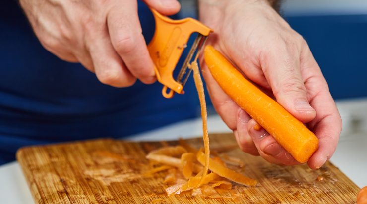 Iniziate preparando la trippa: se non è già lessata, sbollentatela per circa 10 minuti in acqua bollente salata, poi scolatela e tagliatela a listarelle non troppo sottili. Tritate finemente cipolla, carota e sedano: versateli in una casseruola capiente scaldate l’olio extra vergine d’oliva e fate appassire le verdure a fuoco dolce finché saranno morbide e dorate. Aggiungete la trippa e fatela insaporire nel soffritto per 5/6 minuti, mescolando bene.