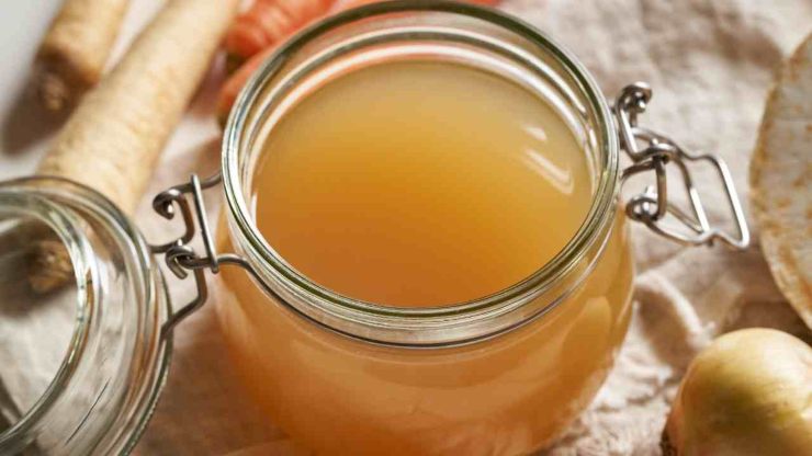 Trascorsi 30 minuti dall’inizio del bollore, aggiungete l’alloro ed eventualmente rabboccate di acqua, sempre dosandola tanto quanto basta per ricoprire le verdure. Proseguite ancora la cottura per un’ora, sempre tenendo la fiamma al minimo e mescolando di tanto in tanto. Trascorso il tempo necessario togliete il coperchio e regolate di sale, lasciando eventualmente addensare per qualche minuto se vi piace un brodo denso. Diversamente spegnete e lasciate riposare qualche minuto, quindi filtratelo ed usatelo per le vostre preparazioni!