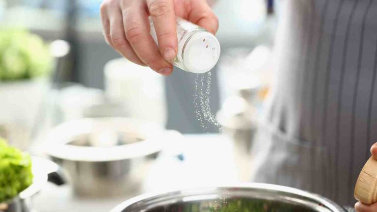 Attenzione a dosare bene la quantità di acqua: le verdure andranno soltanto appena coperte, altrimenti il sapore alla fine risulterà poco corposo e più leggero. Iniziate la cottura a fuoco dolce e portate a bollore, quindi mettete il coperchio e lasciate aperto uno spiraglio in modo da far uscire il vapore in eccesso.