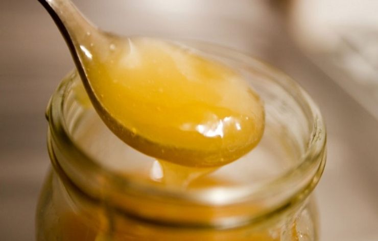 Unite anche il miele ed il Marsala per ottenere un composto morbido e profumato e mettetelo un attimo da parte. Stendete la frolla in un rettangolo spesso mezzo centimetro: distribuite il ripieno al centro e formate un cilindro, richiudendo la frolla attorno e sigillando bene. Formate un anello, attaccando le estremità e praticate dei tagli decorativi sulla superficie.