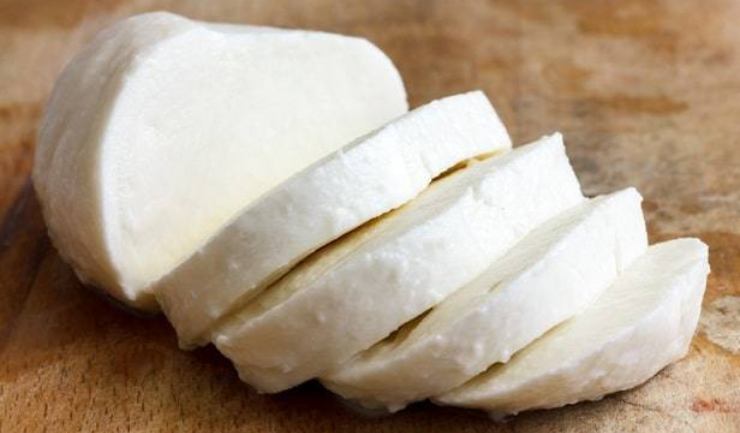 Terminata la cottura del ragù, distribuitene qualche cucchiaio sul fondo di una teglia, poi disponete i cannelloni uno accanto all’altro e copriteli con abbondante sugo. Aggiungete in superficie la mozzarella a pezzetti ed una spolverata di parmigiano reggiano grattugiato e cuocete a 180 gradi per 35/40 minuti, fino a che sarà gratinata in superficie. Estraete i cannelloni e fateli riposare un minuto, poi serviteli subito!