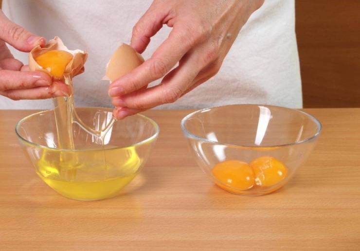 In una ciotola capiente sbattete i tuorli: unite il pecorino grattugiato fresco ed un’abbondante macinata di pepe, poi mescolate fino ad ottenere un composto denso. Giunta a bollore l’acqua per la pasta, versate i rigatoni, cuoceteli e scolateli al dente, tenendo da parte un paio di mestolini di acqua di cottura.Versate la pasta calda nella ciotola con le uova: mescolate energicamente e, se necessario, aggiungete poca acqua di cottura per temperare le uova ed evitare che si ‘straccino’.