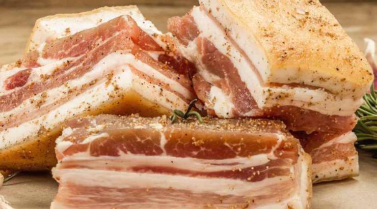 Iniziate mettendo sul fuoco una pentola con abbondante acqua salata per la pasta e portatela a bollore. Procedete tagliando il guanciale a pezzetti non troppo sottili, mettetelo in padella fredda ed accendete la fiamma a fuoco medio. Fatelo rosolare finché diventa dorato e croccante senza aggiungere nient’altro, poi spegnete e tenete da parte conservando tutto il grasso.